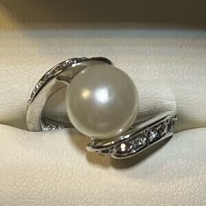 Women 18KRGP White Gold Statement Pearl CZ Ring - Size 6-7. Never Worn